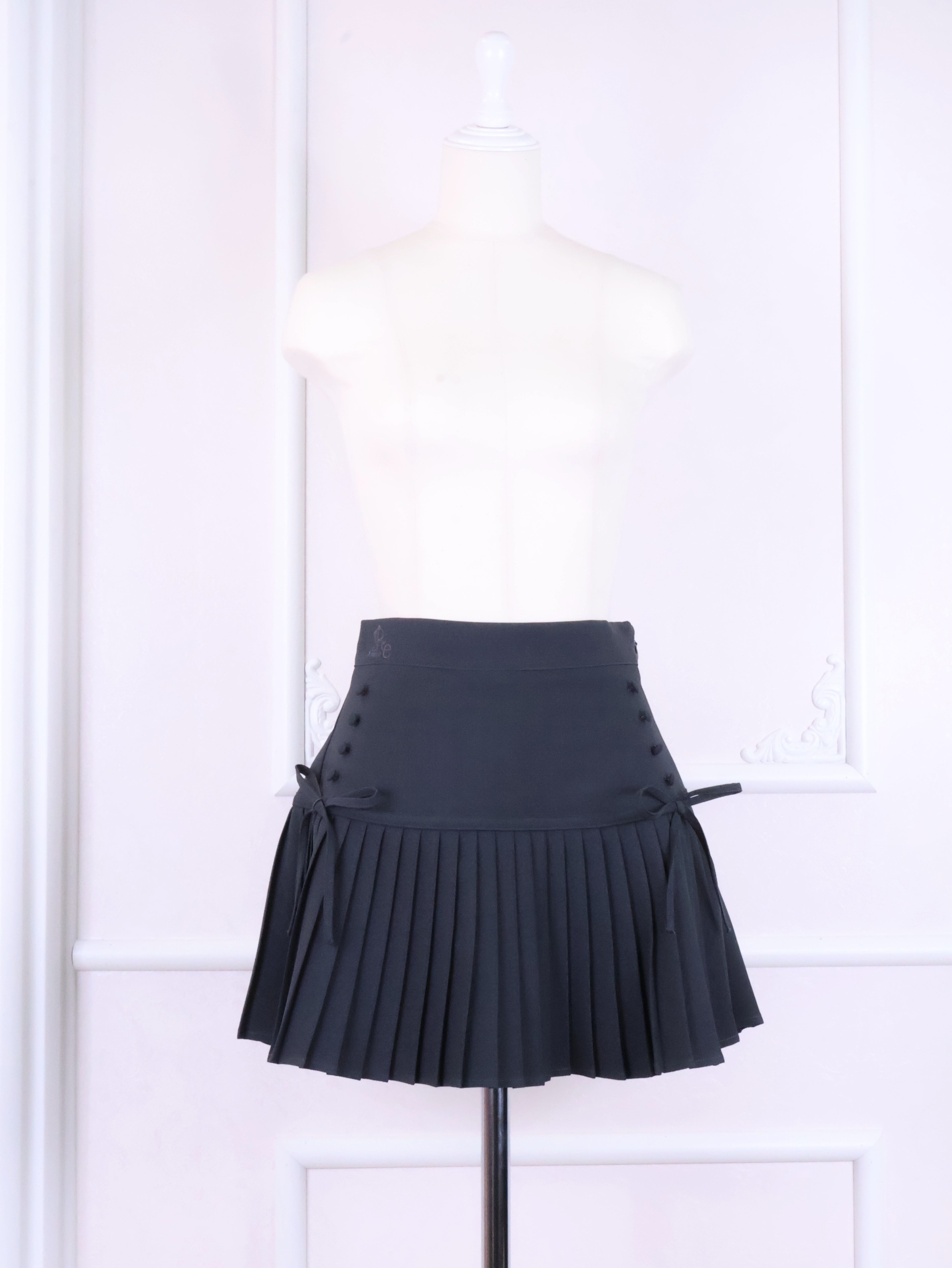 【予約商品】プリーツロゴ刺繍スカート